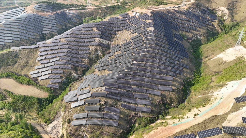 陜煤建設韓城分公司安裝第四項目部承建的陜煤電力夏縣100MW光伏發(fā)電項目成功實現首次并網