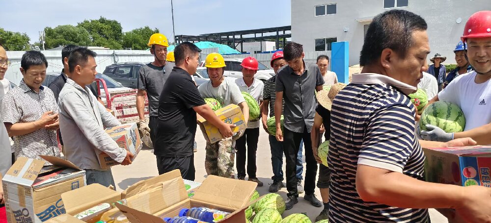 陜西彬長胡家河礦業(yè)公司深入陜煤建設(shè)渭南分公司第三項(xiàng)目部慰問一線員工