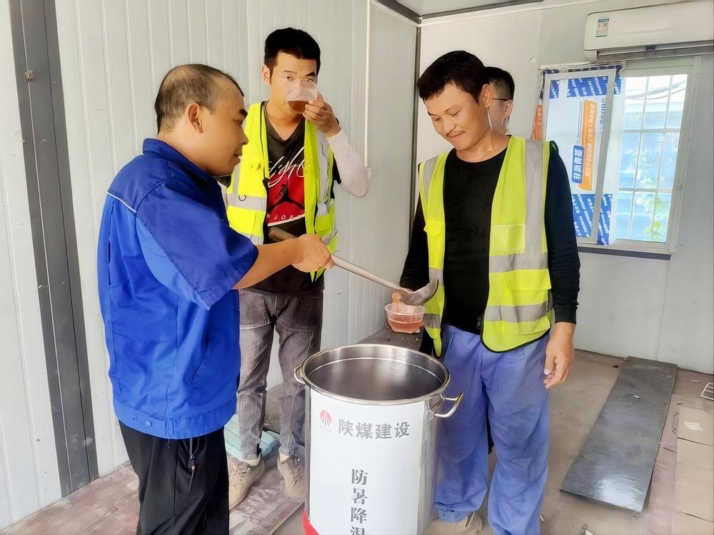 陜煤建設(shè)路橋分公司荊州項(xiàng)目部戰(zhàn)高溫、守安全、保進(jìn)度