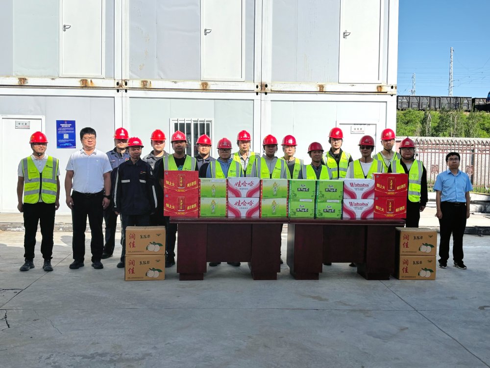 陜西小保當?shù)V業(yè)有限公司總經(jīng)理薛曉強一行深入陜煤建設第二直屬項目部開展“送清涼”慰問活動