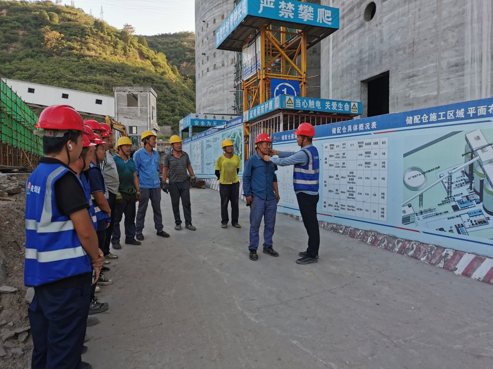 陜煤建設韓城分公司土建十一項目部：每日一聚話安全，工地防線牢又堅