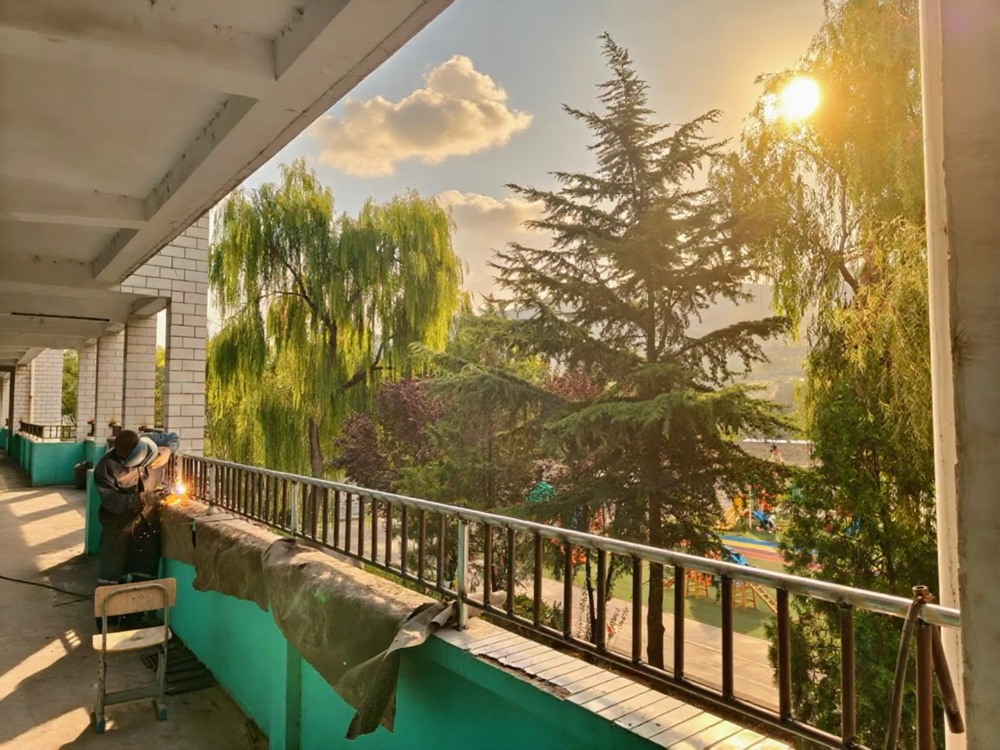 助力地方教育，護(hù)航學(xué)子平安——陜煤建設(shè)礦建二公司安裝項(xiàng)目部為卓立小學(xué)教學(xué)樓安裝防護(hù)欄桿