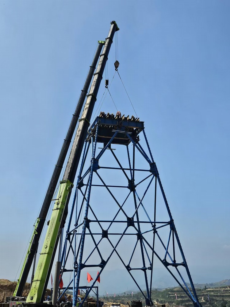 陜煤建設礦建二公司承建的桑樹坪煤礦回風立井天輪平臺起吊安裝完成