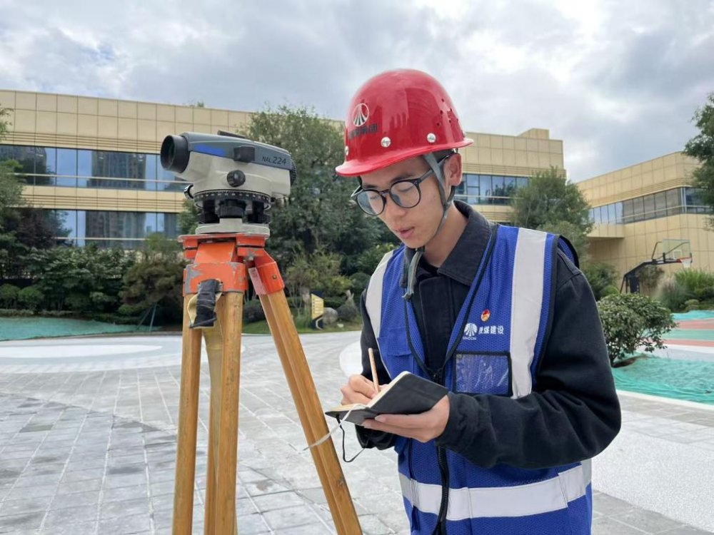 工地之上國旗之下：建設(shè)人用堅守為國慶注入“實干溫度”