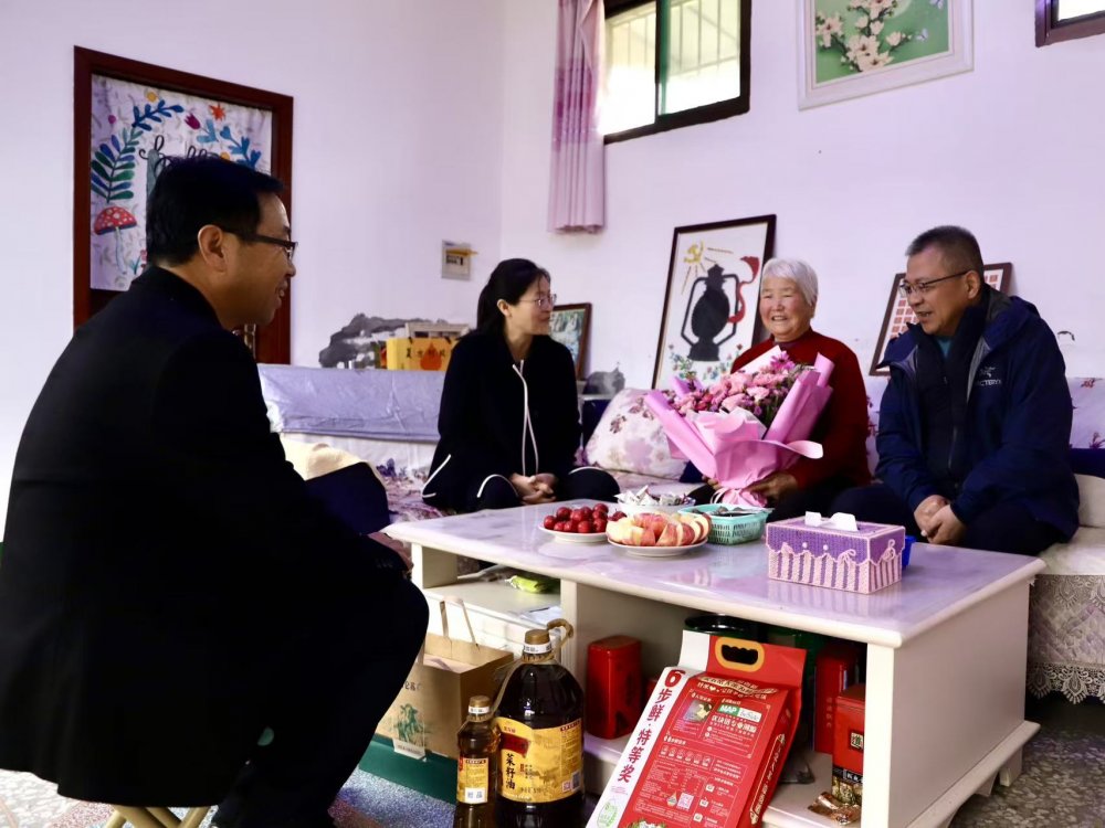 陜煤建設機電安裝公司：重陽慰問暖人心 敬老愛親顯擔當