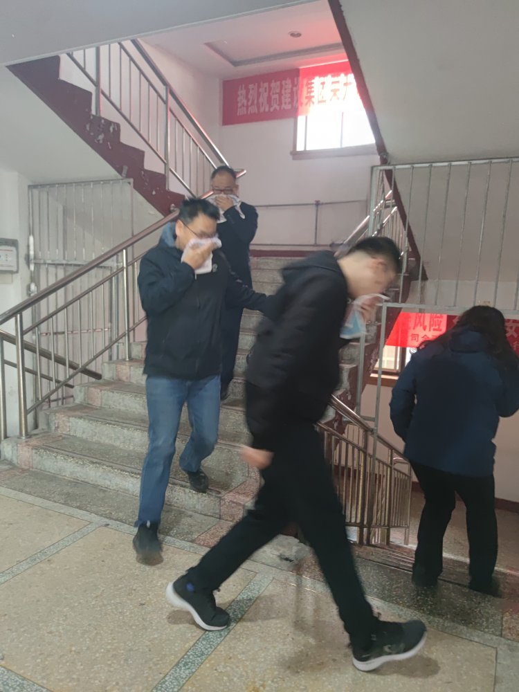 1分鐘生死時(shí)速，60人火線突圍