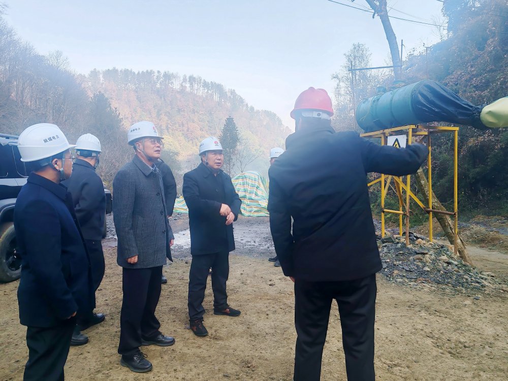 陜煤集團總經(jīng)理助理、陜煤電力集團黨委書記、董事長馮平安一行深入西鄉(xiāng)抽蓄電站勘探平硐項目現(xiàn)場檢查指導前期準備工作