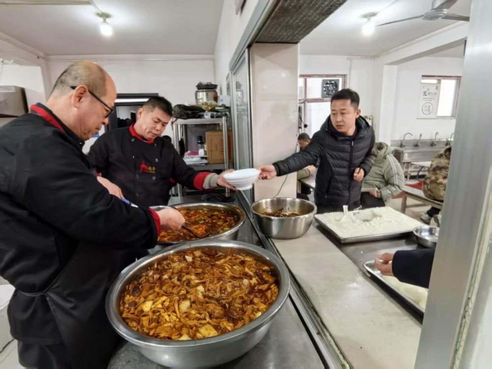 陜煤建設(shè)煤礦運營服務(wù)分公司：一線寒冬，后勤送暖