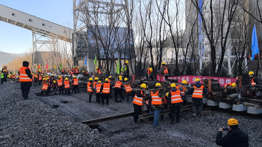 極限挑戰(zhàn)！“天窗”點(diǎn)啃下鐵路道岔施工硬骨頭