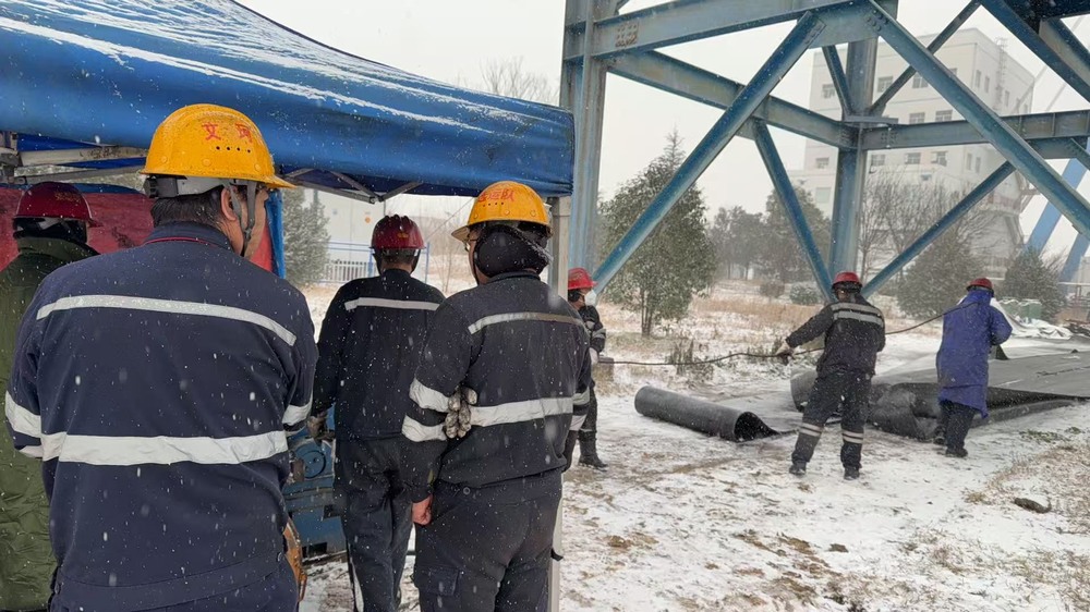 陜煤建設(shè)洗選煤運(yùn)營公司澄合山陽運(yùn)營項(xiàng)目部：凜風(fēng)裹雪換皮帶  堅(jiān)守崗位迎新年