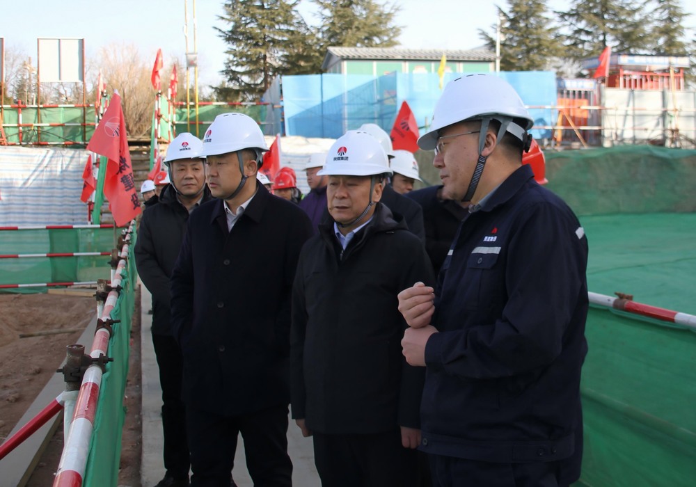 陜煤集團工程總監(jiān)、基本建設管理部總經(jīng)理李仰東深入陜煤建設承建的銅創(chuàng)能材項目檢查指導工作