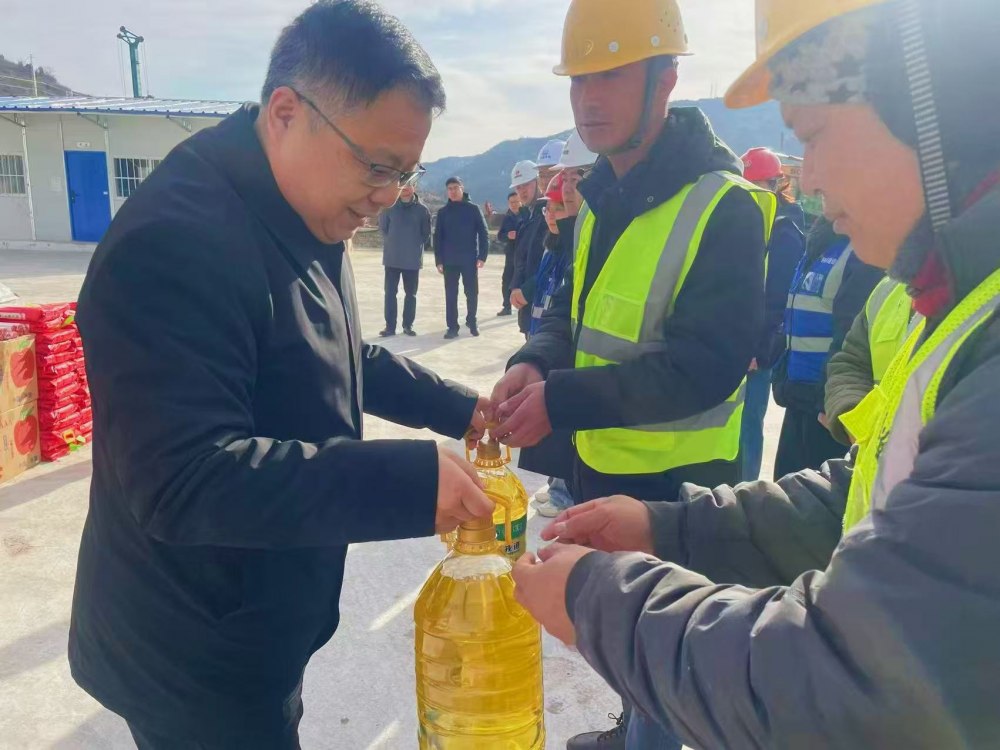 韓城市委副書(shū)記張景鋒赴陜煤建設(shè)韓城分公司承建的韓城北站物流集運(yùn)中心工程項(xiàng)目施工現(xiàn)場(chǎng)慰問(wèn)一線(xiàn)職工